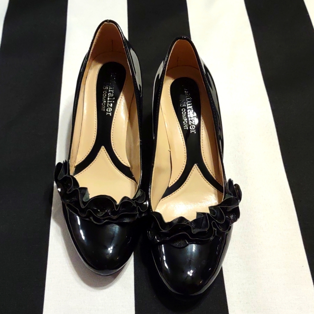 Naturalizer N5 Comfort Patent Black Leather size  4 1/2